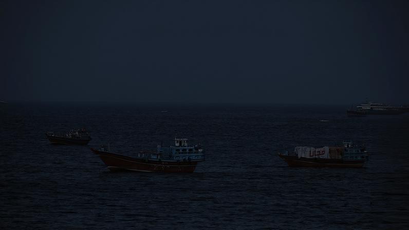Navios no estreito de Hormuz na costa de Omã