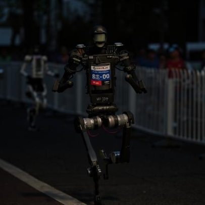 Robôs humanoides ultrapassam atletas humanos na meia-maratona de Pequim
