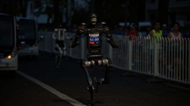 Robô humanoide Unitree H1 do time Bei Y Sai participa de meia-maratona em Pequim