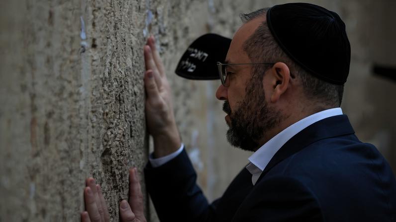 O presidente da Argentina, Javier Milei, visita o Muro das Lamentações, em Jerusalém