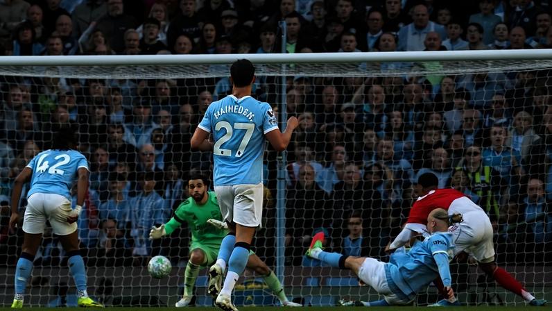 Erling Haaland (à dir.) faz o gol da vitória do Manchester City contra o Arsenal, neste domingo (19)