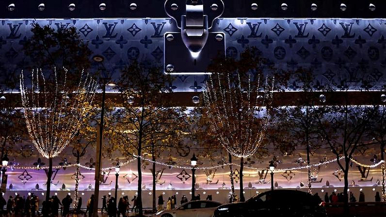 Pessoas em frente a loja da Louis Vuitton em Paris, na França