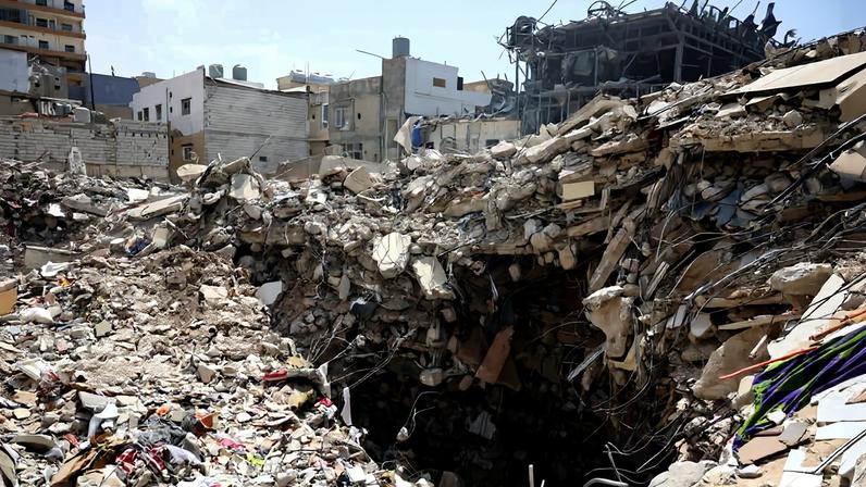 Libaneses observam prédio destruído em ataque de Israel na cidade de Tiro antes de cessar-fogo