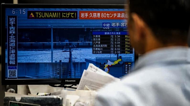 Mensagem de alerta em uma tela de uma transmissão ao vivo da NHK com um aviso de tsunami após um terremoto atingir o norte do Japão nesta segunda-feira (20)