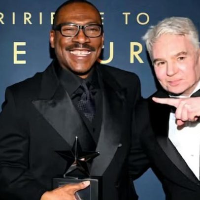 Ator se fantasia de Shrek para entregar prêmio a Eddie Murphy