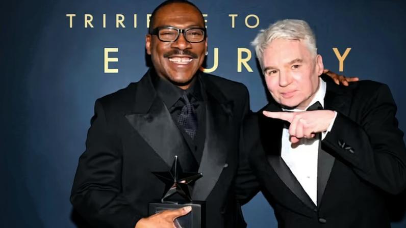 O ator Mike Myers com uma máscara de Shrek durante o 51º AFI Lifetime Achievement Award, celebrando a carreira do ator Eddie Murphy, realizado noDolby Theatre, em Los Angeles, em 18 de abril de 2026