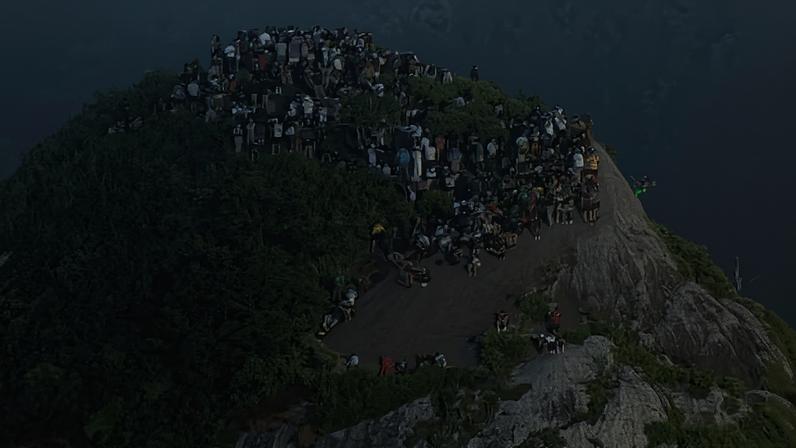 Grupo no alto do morro Dois Irmãos; turistas não puderem descer por causa de um tiroteio entre policiais e criminosos