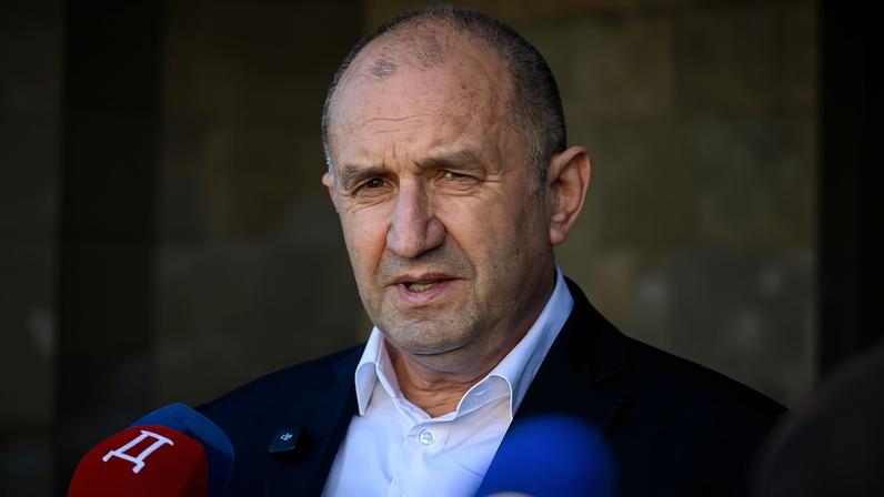 O ex-presidete Radev Rumen após votar na eleição no domingo (19)