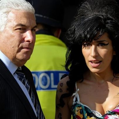 Pai de Amy Winehouse perde ação judicial contra duas amigas