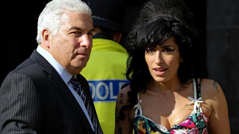 Mitch Winehouse e a cantora Amy Winehouse em tribunal em Londres, na Inglaterra