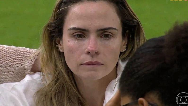 Ana Paula conta para Milena da morte do pai