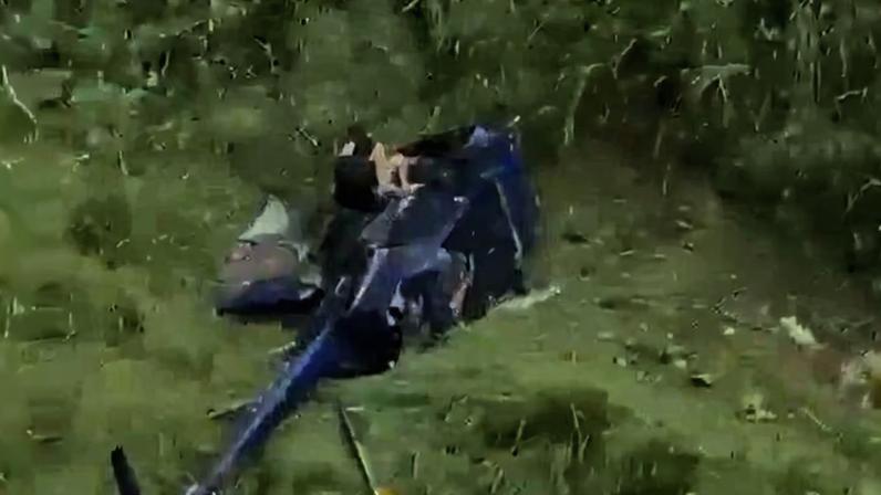 Ocupantes deixam helicóptero modelo Robinson após queda no bairro do Mirante, em Campina Grande