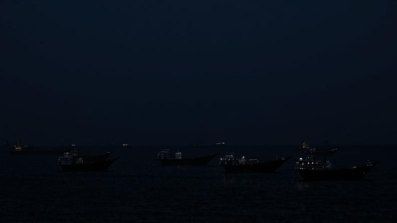 Embarcações no estreito de Hormuz, na costa de Omã