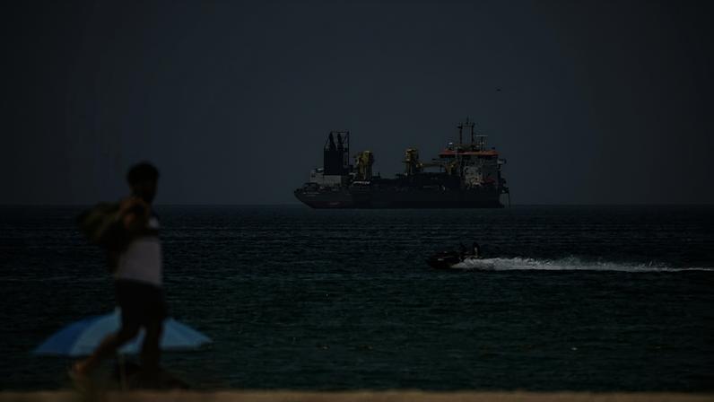 Embarcação vista da costa de Dubai em meio ao bloqueio do estreito de Hormuz, no golfo Pérsico