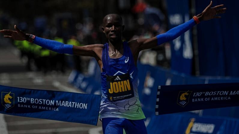 Queniano John Korir cruza linha de chegada da maratona de Boston de 2026