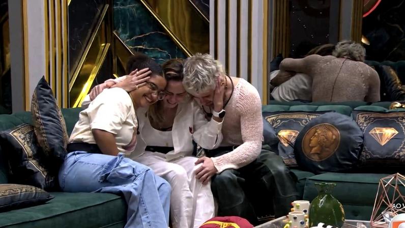 Ana Paula Renault é abraçada pelos companheiros do BBB26