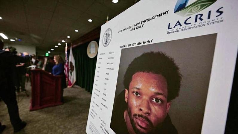 Uma foto do cantor D4vd é exibida durante uma coletiva de imprensa sobre o caso contra ele em Los Angeles, em 20 de abril de 2026