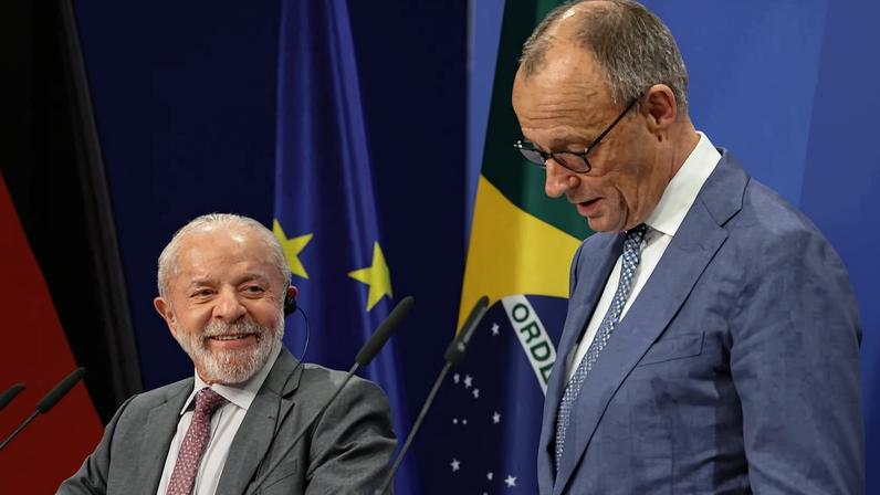 O presidente Lula ao lado do premiê alemão, Friedrich Merz, durante entrevista coletiva em Hannover, na Alemanha