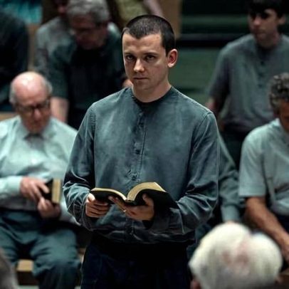 Série com Asa Butterfield e Nouvelle Vague chega à TV e streaming nesta terça