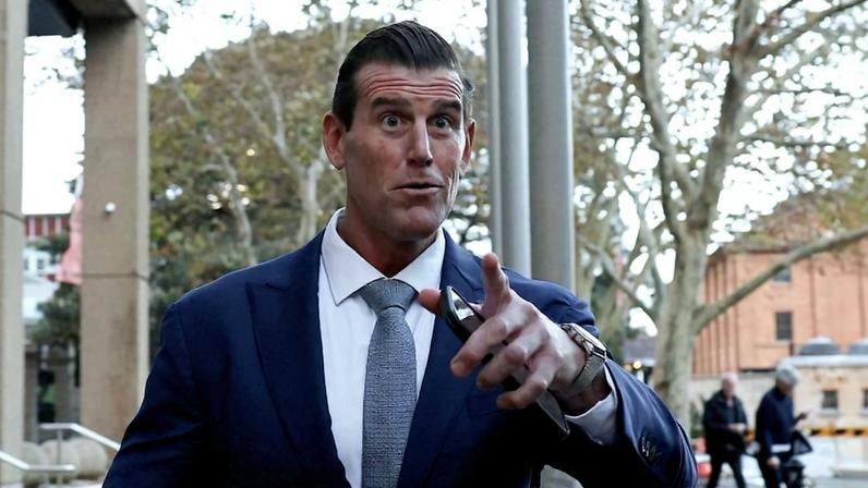 O militar Ben Roberts-Smith deixa tribunal em Sydney