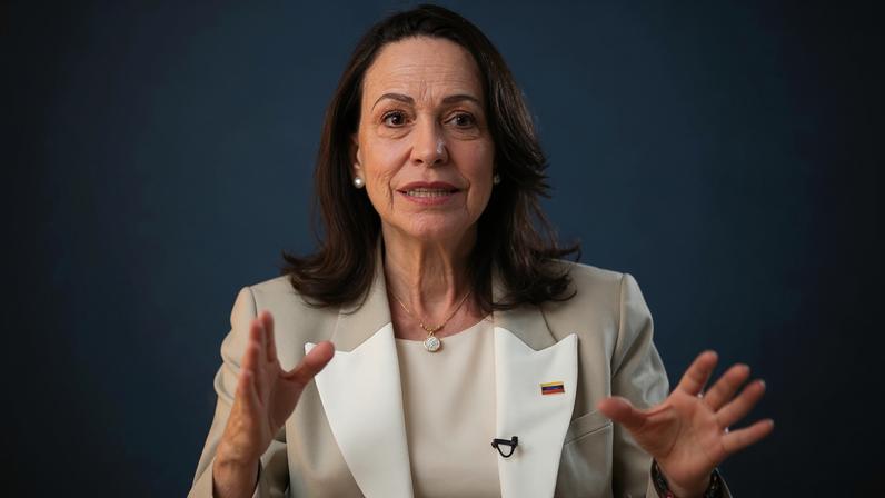 A líder da oposição venezuelana Maria Corina Machado fala durante entrevista à Reuters em Madrid, Espanha