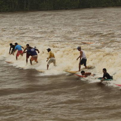 Surfistas pegam onda na pororoca no Pará