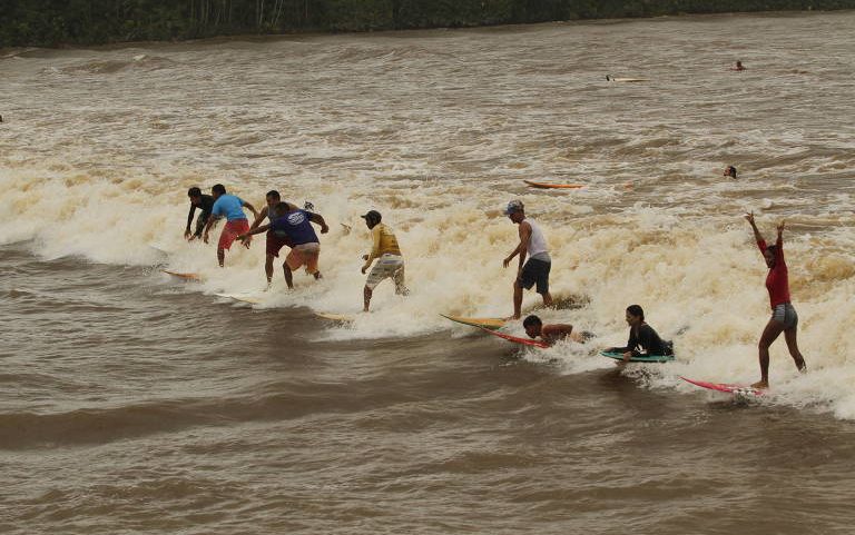 Surfistas participam de campeonato na pororoca em São Domingos do Capim, município do nordeste paraense, distante 157 km da capital Belém