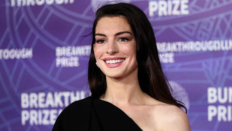 A atriz americana Anne Hathaway, 43