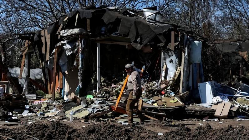 Construção destruída após ataque aéreo russo em Kiev, na Ucrânia