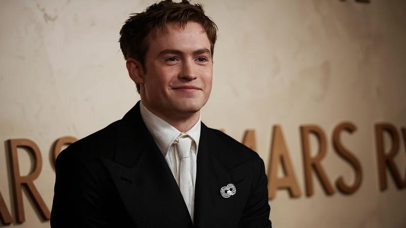 O ator inglês Kit Connor no tapete vermelho do Oscar 2025