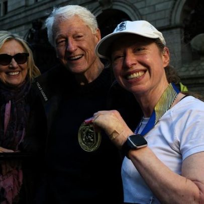 Bill e Hillary Clinton entregam medalha à filha na chegada da Maratona de Boston