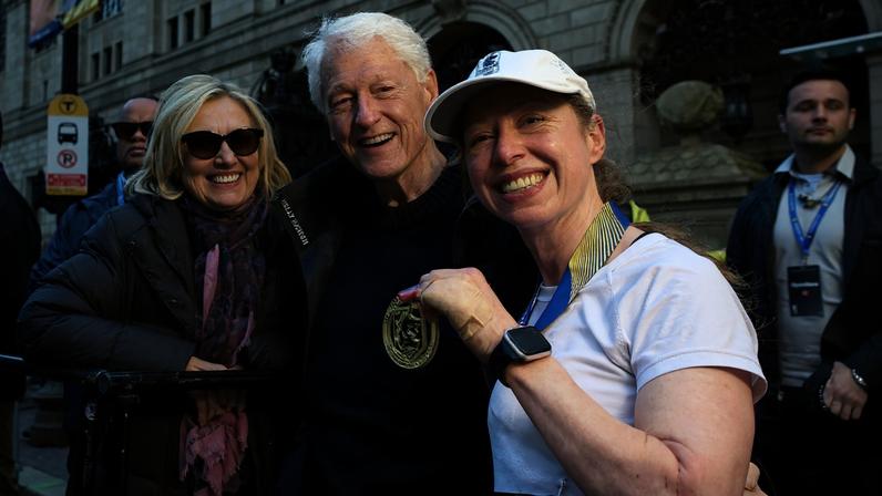 Hillary Clinton, Bill Clinton e Chelsea Clinton na chegada da maratona de Boston