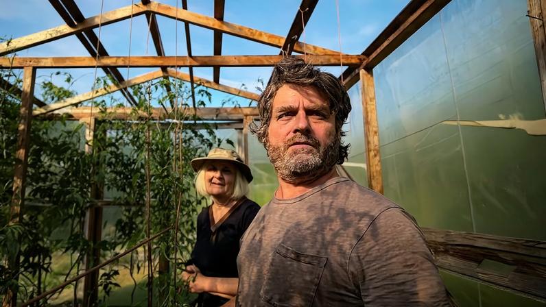Zach Galifianakis em cena da série 'Mãos na Terra'