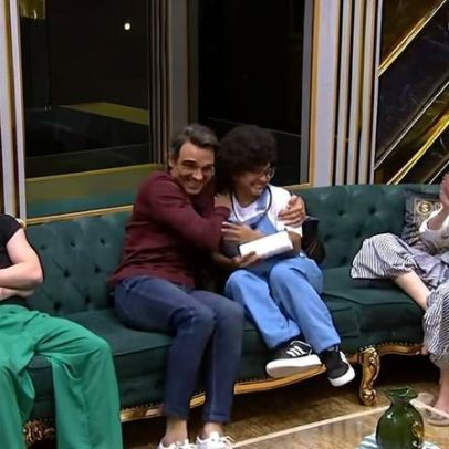 Tadeu Schmidt entra na casa do BBB 26 e revisita trajetória dos finalistas