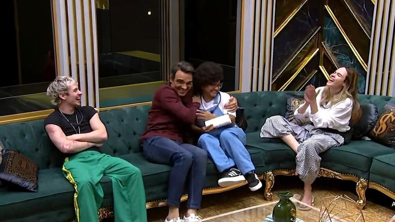 Tadeu Schmidt entra na casa do BBB 26 e fala com Juliano, Milena e Ana Paula, finalistas do reality