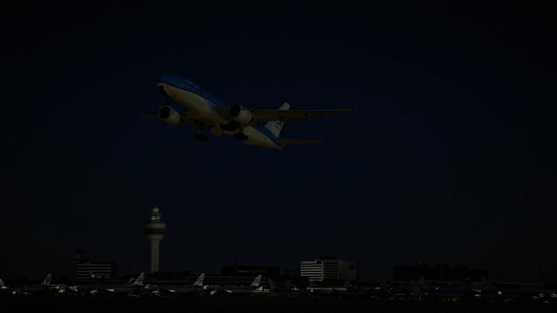 Avião decolando de aeroporto em Amsterdã