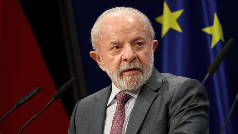 O presidente brasileiro Luiz Inácio Lula da Silva fala durante uma entrevista coletiva com a chanceler alemã, após a reunião de consultas governamentais germano-brasileiras em Hannover