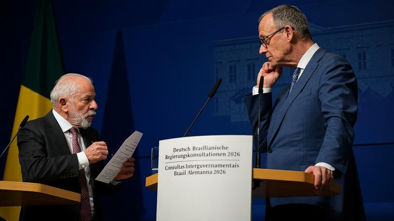 Luiz Inácio Lula da Silva se dirige a Friedrich Merz durante conferência de imprensa no Castelo Herrenhausen, em Hannover, etapa de visita oficial do presidente brasileiro à Alemanha nesta segunda-feira (20)