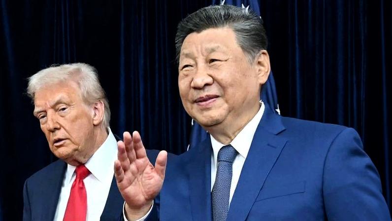 O líder da China, Xi Jinping, ao lado do presidente dos EUA, Donald Trump, em Busan, na Coreia do Sul, em 2025