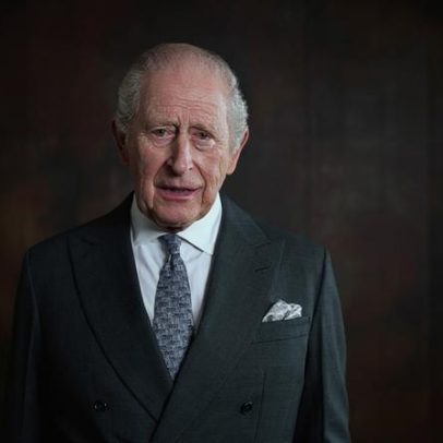 Rei Charles III afirma que o mundo atual teria perturbado a Rainha Elizabeth II
