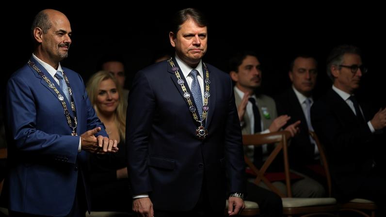 O governandor de São Paulo, Tarcísio de Freitas, recebeu de Mateus Simões o Grande Colar da Medalha da Inconfidência 2026. A honraria é a principal concedida pelo Governo de Minas