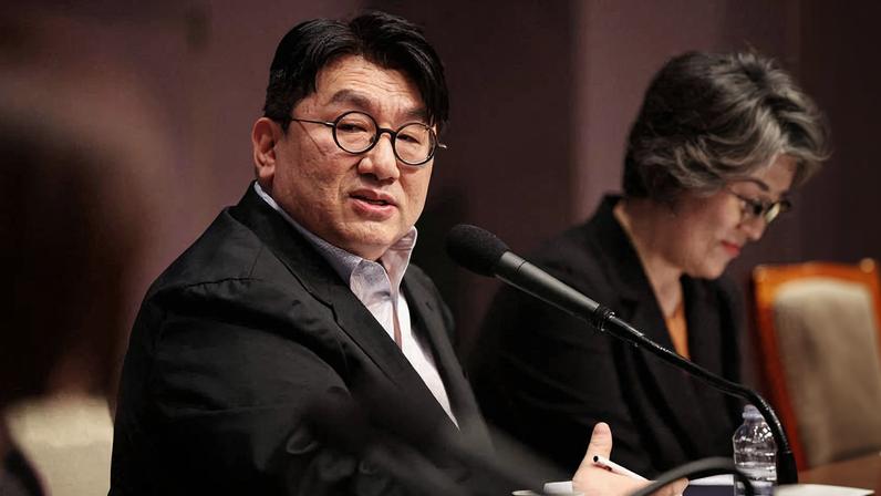 Bang Si-hyuk, presidente da agência HYBE, durante um debate no clube Kwanhun, em Seul, capital da Coreia do Sul