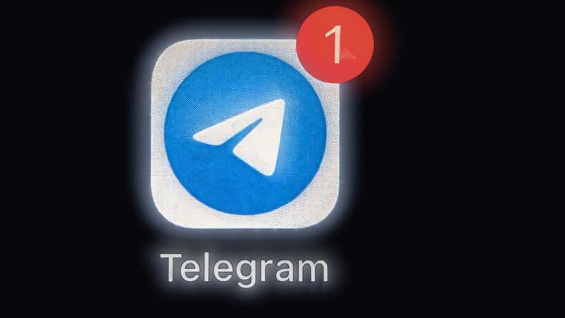 Logotipo do Telegram, serviço de mensagens e chamadas para celular, na tela de um smartphone