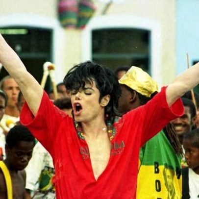 Michael Jackson chega ao Brasil para gravar They Don't Care About Us