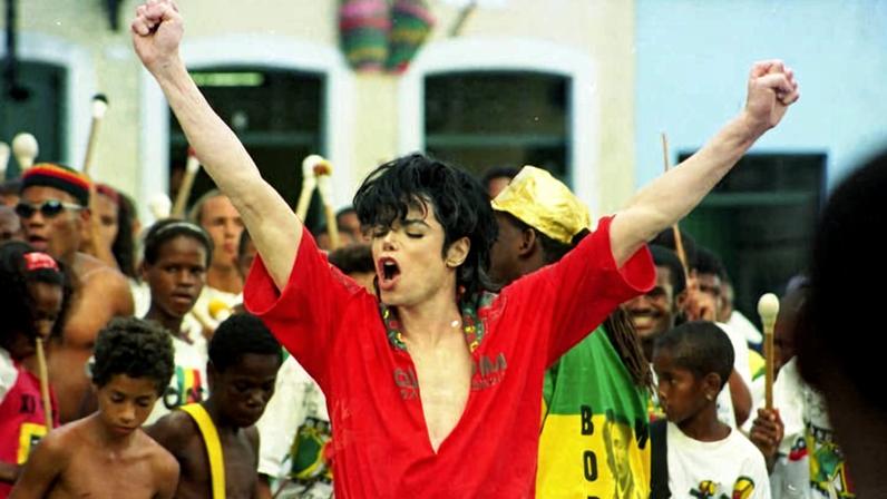 O cantor Michael Jackson grava clipe no Pelourinho com o grupo Olodum