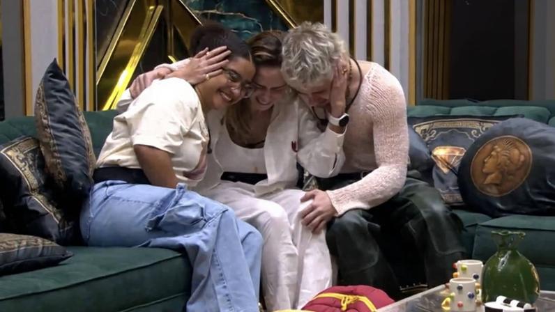 Ana Paula Renault abraça Milena e Juliano Floss na véspera da final do BBB 26