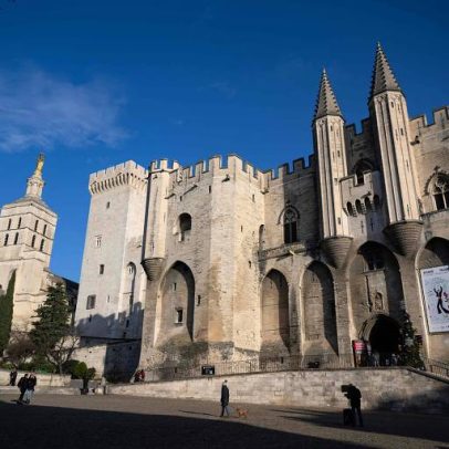 O papado de Avignon: exílio papal lembrado após tensão entre Trump e Luís XIV