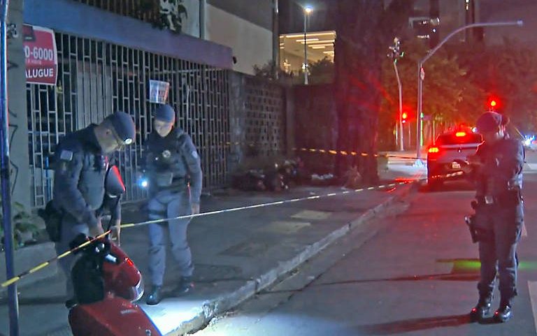 Policiais no local da ocorrência na Vila Olímpia, zona sul de São Paulo
