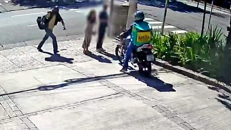 Luciano Teixeira dos Santos, à esquerda, foi baleado pelo suspeito (na moto) ao tentar socorrer casal de assalto em Moema, na zona sul de São Paulo