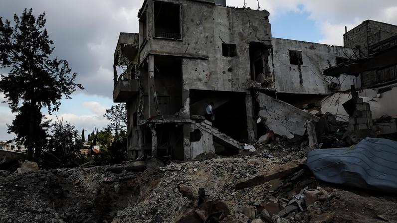 Casas destruídas por ataques aéreos israelenses na vila Kfar Sir, no sul do Líbano